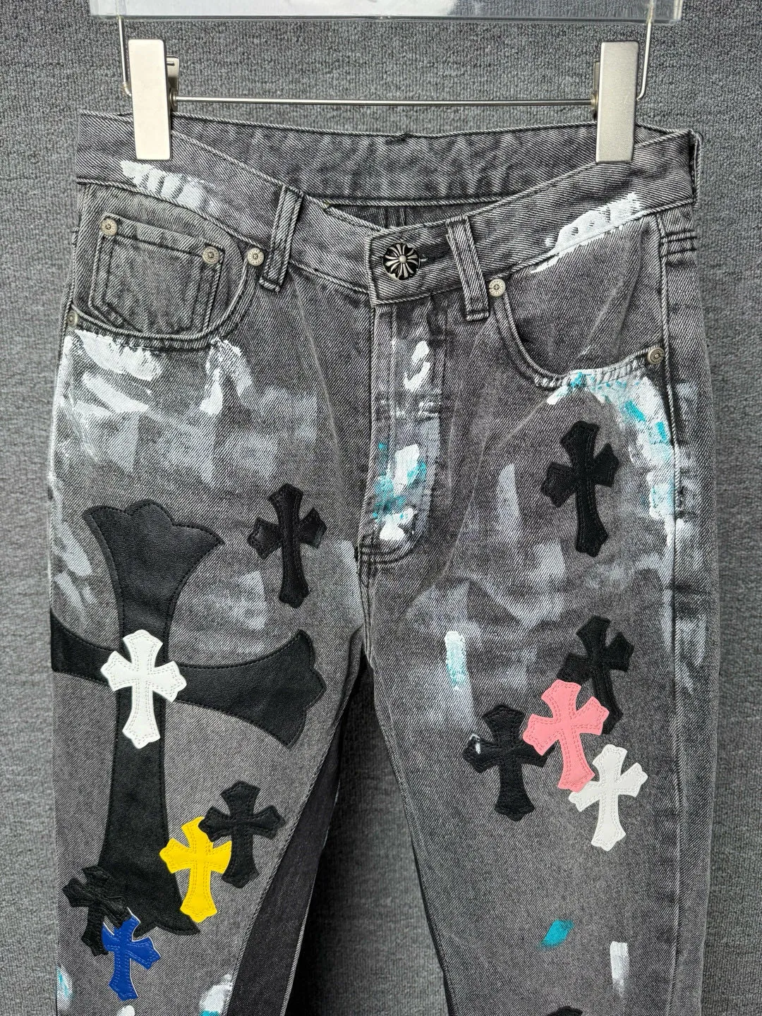 P340 💰 (Top version) Chrome hearts co-branded washed jeans with blue, yellow, black, white and multi-color stitching. Really restores the ultimate vintage texture. Three-dimensional version. Loose and comfortable, not picky about the figure. Makes you look taller and slimmer. Factory-made. Original quality control. Same style for men and women. Can be matched with couples. Versatile recommendation. Must-have jeans for all seasons. Fashionistas have been disappointed. From the quality selection of fabrics, the tailoring of details, and the matching of patterns, they are all impeccable! The upper body is so handsome when worn...it can be easily worn by men, women and children! The craftsmanship is made of heavy-duty washed pure cotton denim fabric. After washing, it is soft and thick. It is very stylish when worn on the body. Color: black Size: 28-30-32-34-36 (corresponding to S-M-L-XL-XXL)